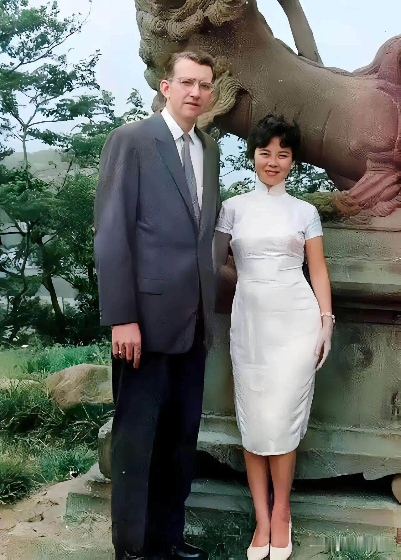 大丈夫一言九鼎，
持家女风水平和。
横批：《比翼与连理》