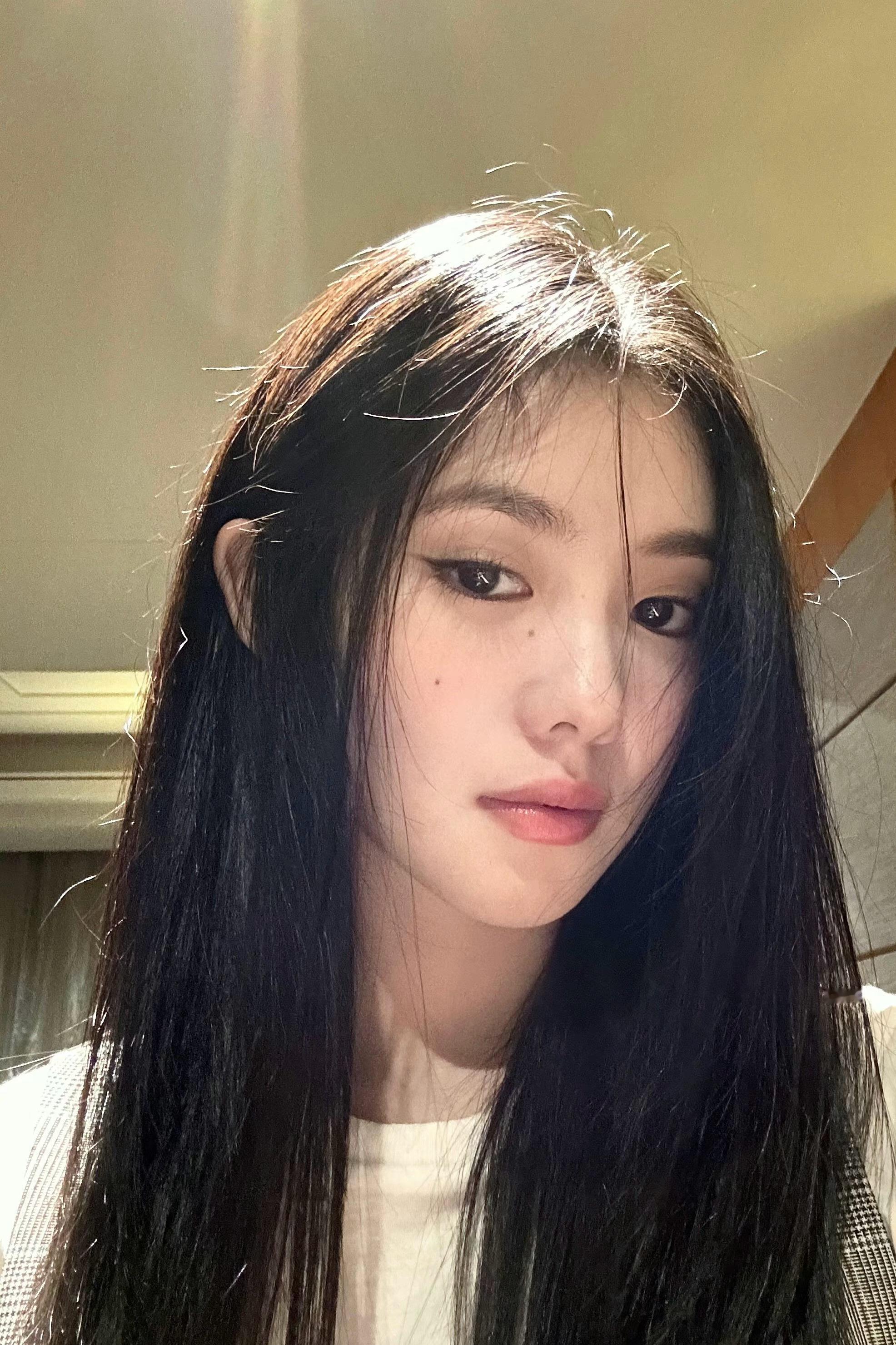 可以说嘛？刘浩存真的有点像鞠婧祎了 ​​​