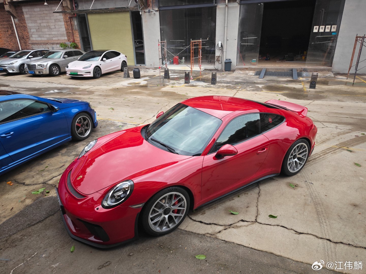 无数次改色膜的经验告诉我，永远别相信什么改色膜能够跟油漆的质感媲美什么的。把之前