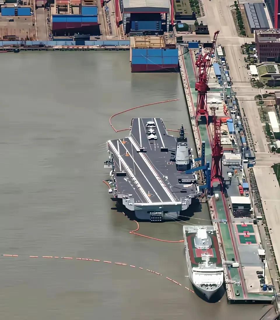 战忽局的同志可以退休了，这位摄影师水平很高，要得就是渔船的感觉[看]