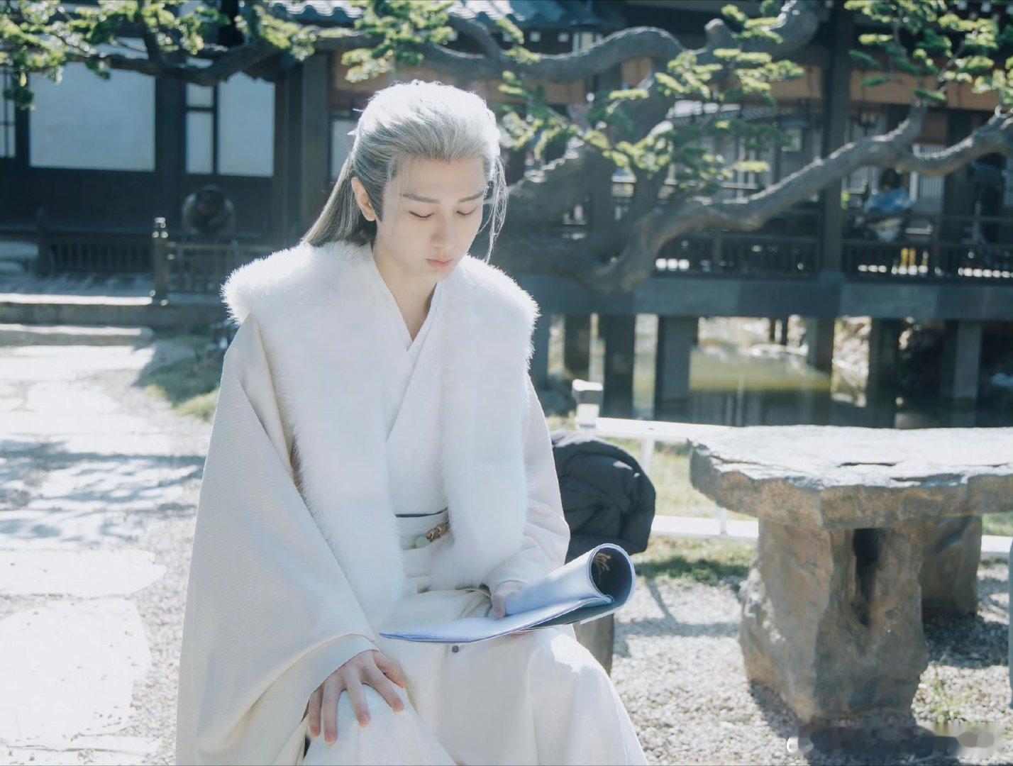 E成毅卢云cy成毅对于世界而言，你是一个人；但是对于我而言，你是我的整个世界。 