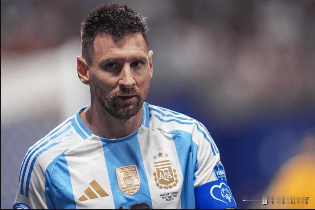 同一届世界杯，居然评出两个完全不一样的最佳球员。
 
FIFA官方直接把金球给了