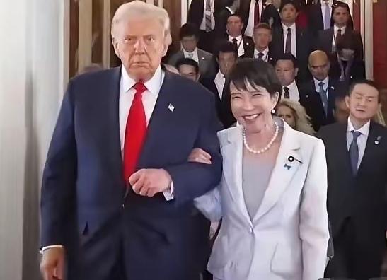 从图片中不难看出，高市早苗的本性暴露无遗。
她见到主子时唯唯诺诺，这是因为在二战