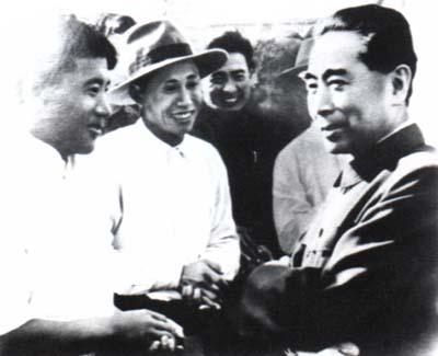 1954年的北京寒冬，北风卷着碎雪抽打在行人脸上，傍晚时分的街头早已寒气逼人。北