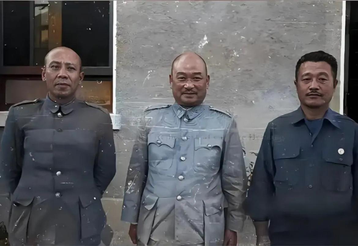 1948年，淮海战役初期，刚抵达徐州不久的杜聿明与刘峙、黄百韬的合影，三人中除了