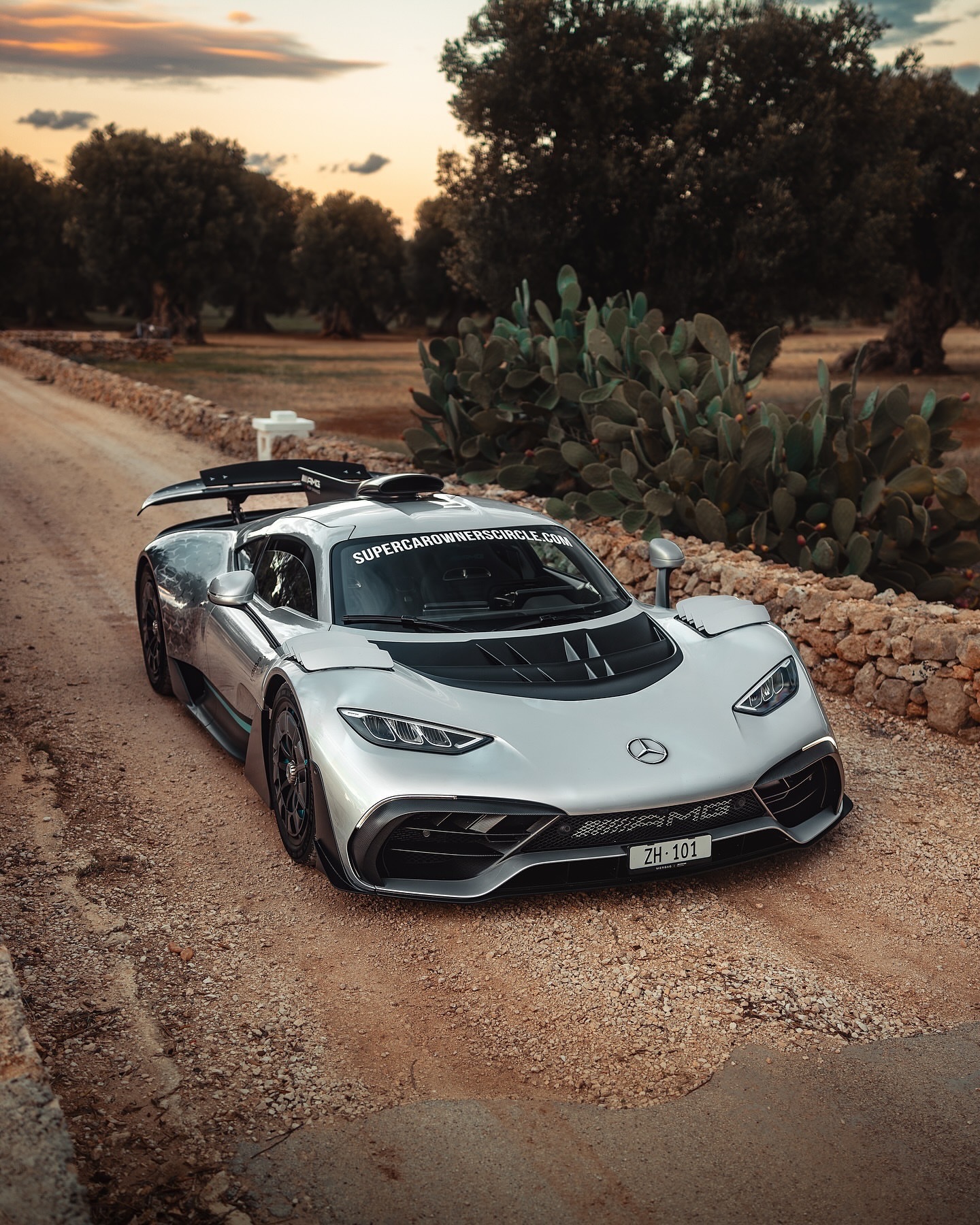 梅赛德斯 AMG ONE！发动机：电动涡轮增压 V6 1.6 升 + 3 个电动