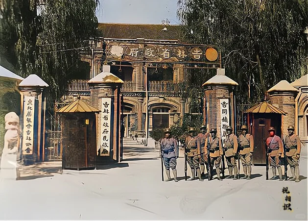 1932年，侵华日军占领吉林市后，在省政府门前的合影，照片中的几名日军...