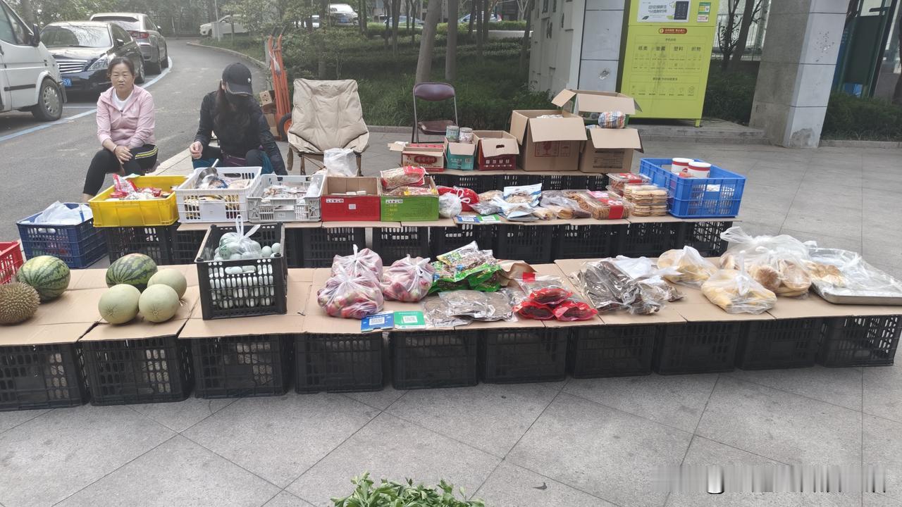 我路过青岛麦岛家园，真羡慕住在这儿的街坊，小区里头直接有便民小摊，新鲜蔬菜、零食