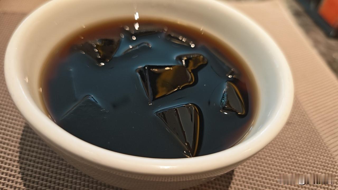 有人知道
仙草蜜
和
龟苓膏
有什么区别？