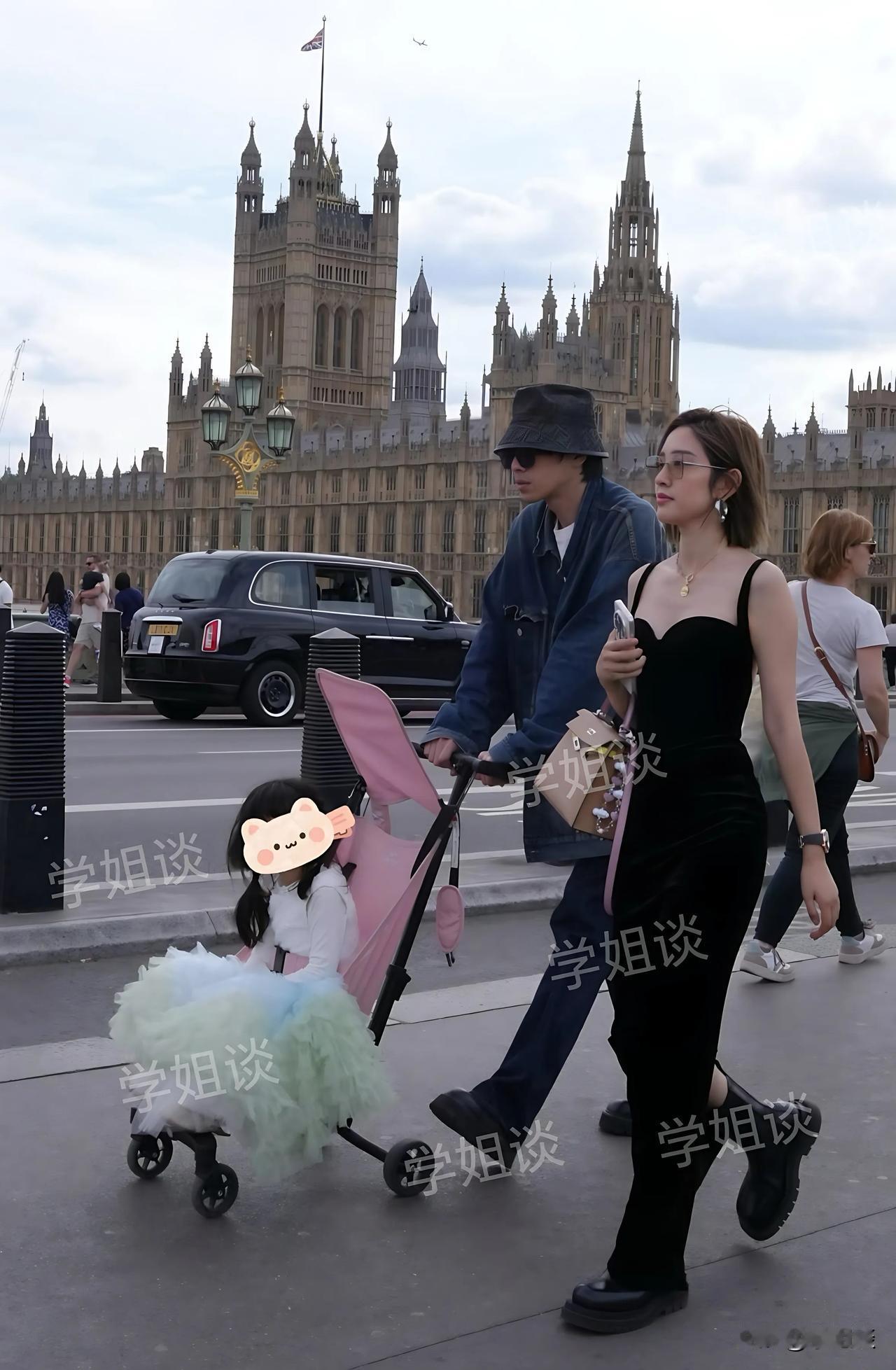 六一儿童节在伦敦偶遇张若昀带着唐艺昕、女儿逛逛，唐艺昕吊带衣配黑色长裤、马丁靴，