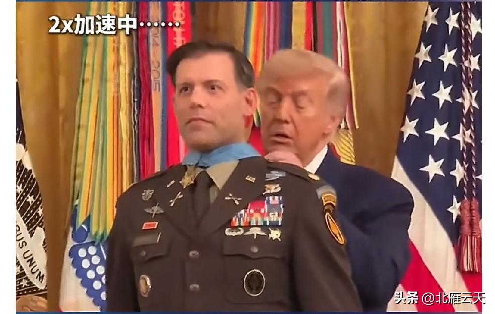 【快讯｜授勋变“勒脖”：特朗普仪式上尴尬一幕引热议】

一则关于美国总统特朗普在