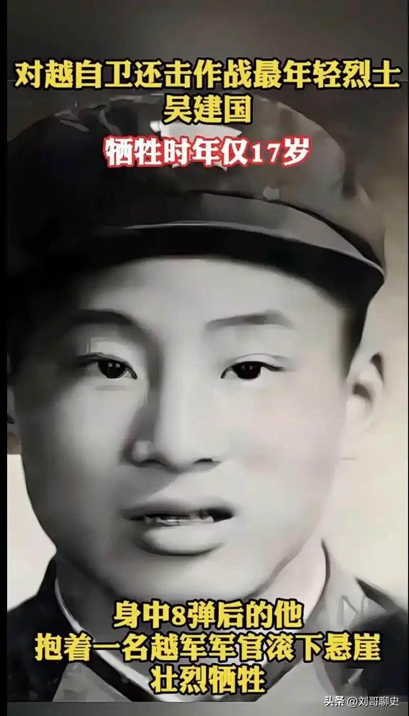 越军军官弯腰去捡枪，地上那个"死人"突然一把抱住了他的腿
越军军官的手指已经碰到