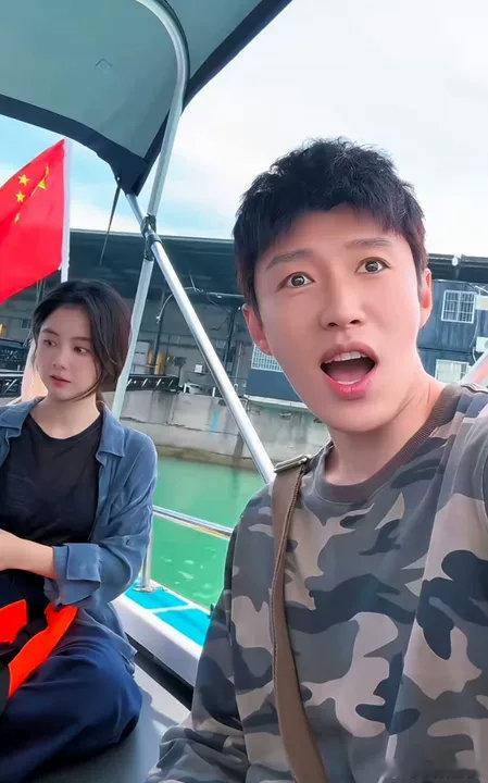 代旭拍的谭松韵哈哈哈这两人又凑一起了！谭松韵的代拍是代旭的代机场偶遇代旭还一直拍