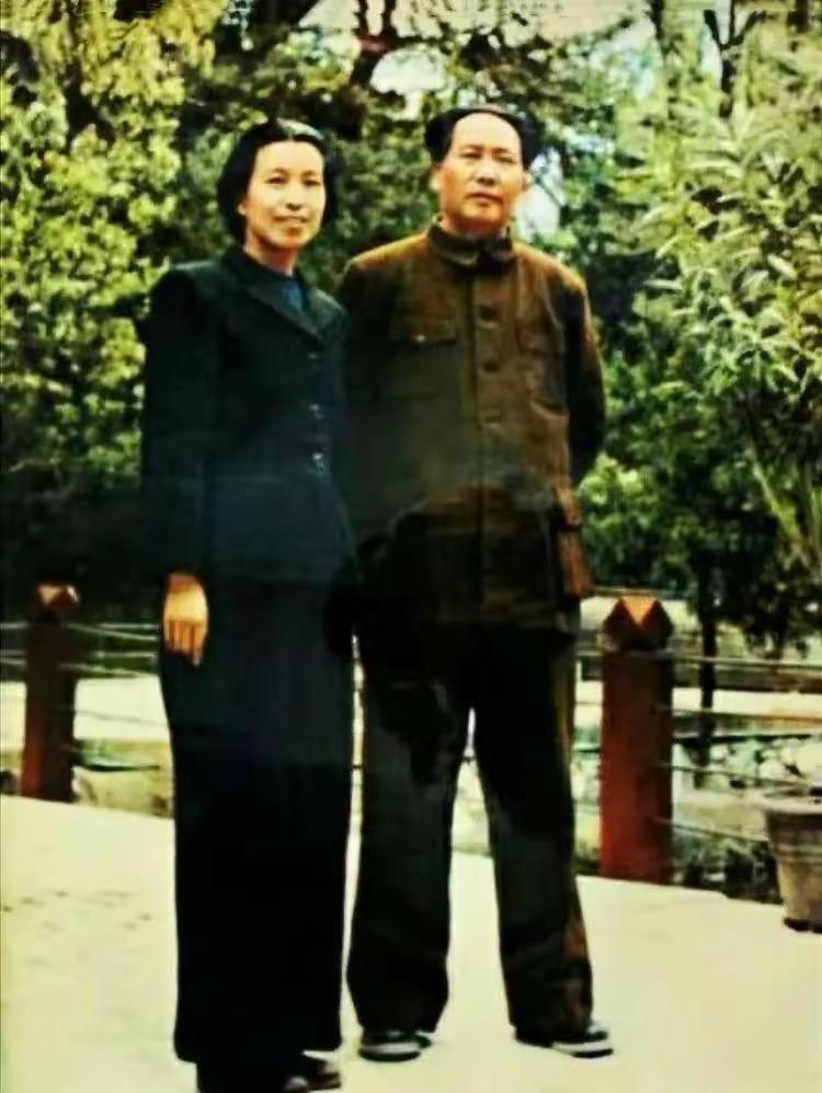 这是那时毛主席夫妇的一张生活照，挺好…
自拍伟人 新中国生活史