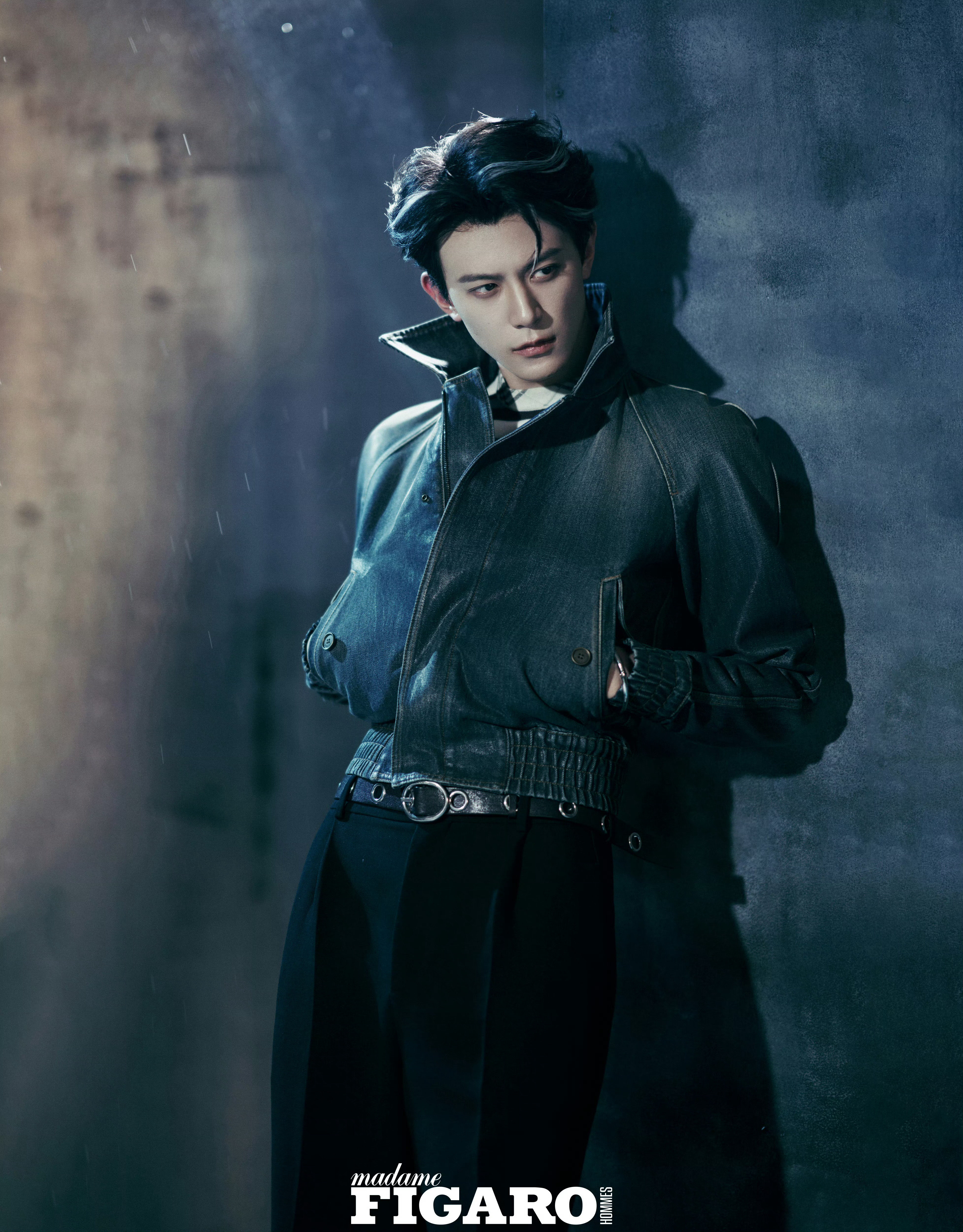 邓凯阴湿破碎感封面 这个春天，邓凯凭齐旻彻底出圈，热度与数据一路飙升。费加罗男士