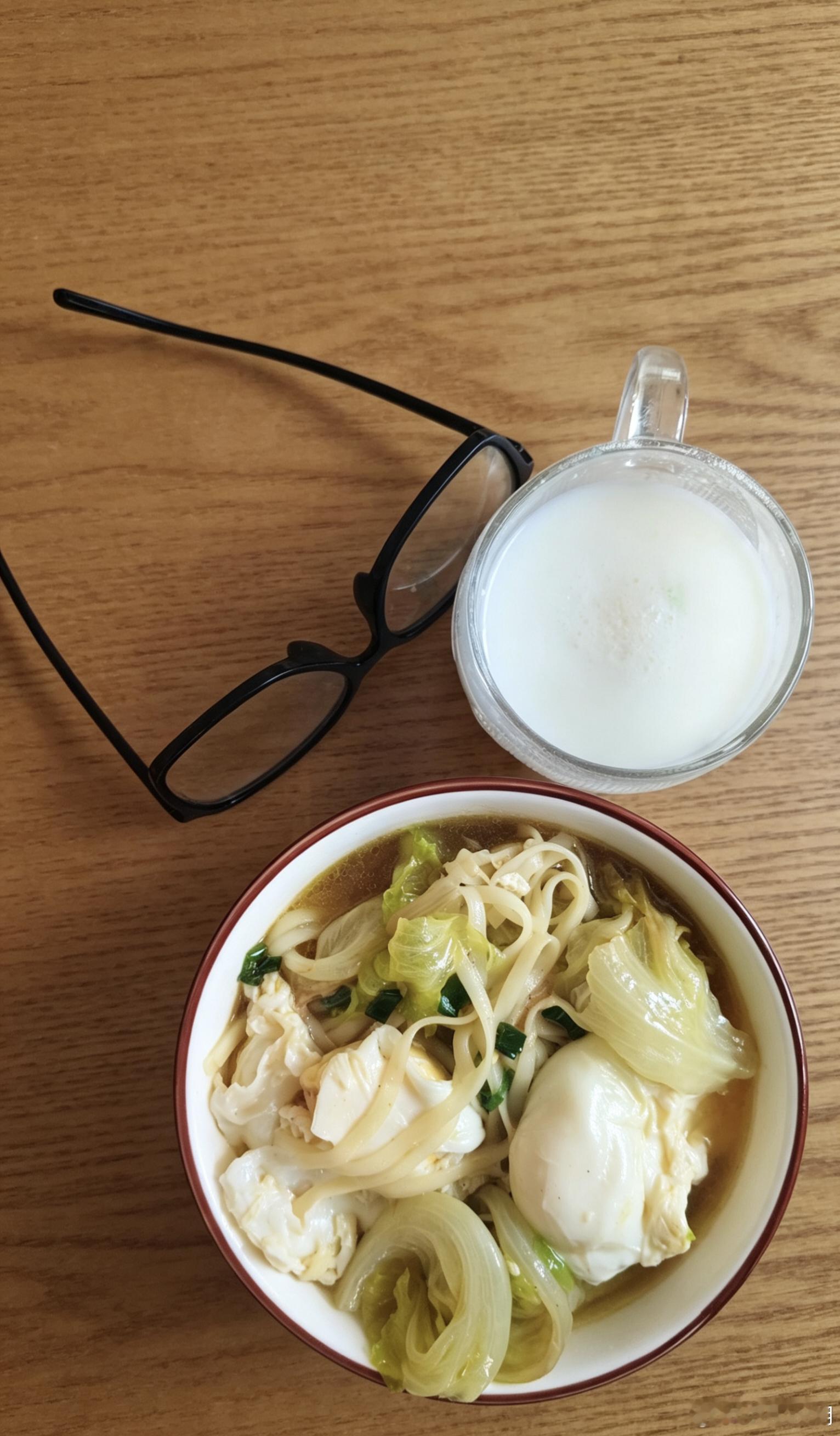 早安☀️ 被一碗热气腾腾的青菜鸡蛋面和温牛奶唤醒的早晨，胃里暖乎乎，心里也满是元
