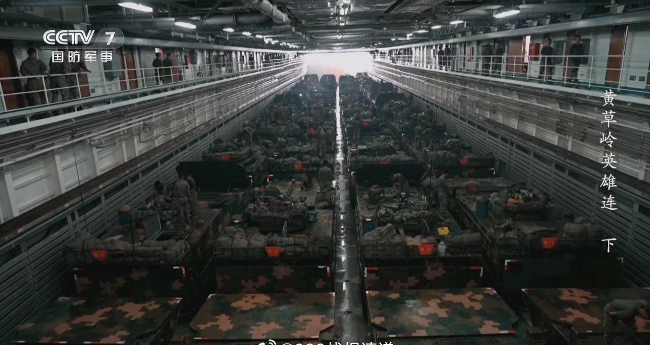 🇨🇳⚡️ — 中国人民解放军海军某艘登陆舰上已部署了ZBD-05步兵战车、Z