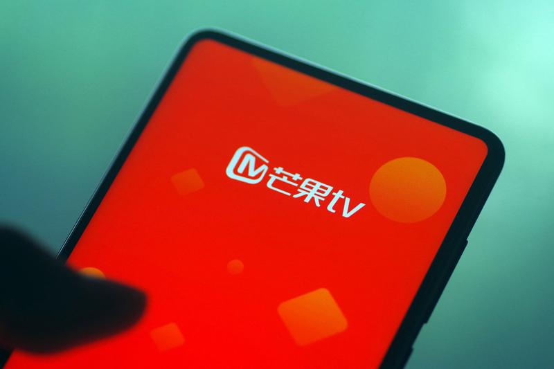 11月3日，有娱乐博主爆料某男艺人要6位数通告费被平台封杀，网友猜测是蒲熠星和芒