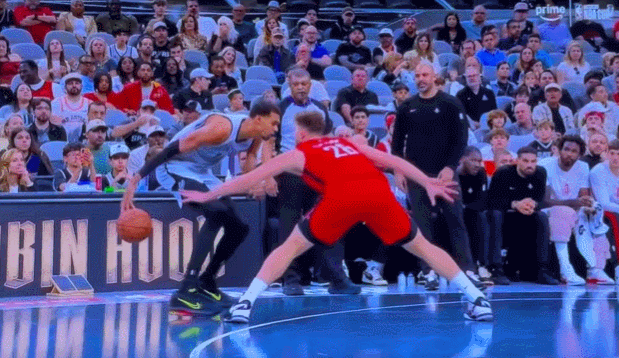 文班疑似打到申京面部！但美媒怒斥申京假摔无耻！ ​​​