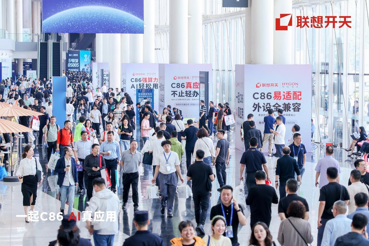 今天在成都教装展的海光展台，真的被震撼到了。我一直以为“AI+教育”就是些花哨的