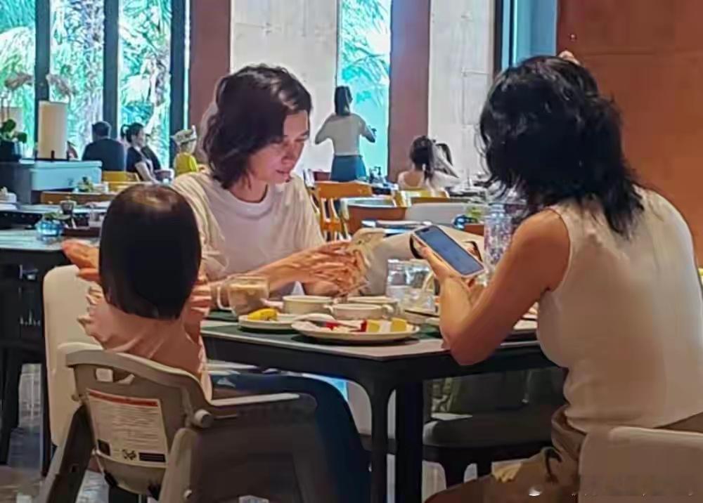 偶遇卢靖姗带女儿吃早餐卢靖姗带女儿吃早餐 偶遇卢靖姗带女儿吃早餐，女儿背影乖巧可