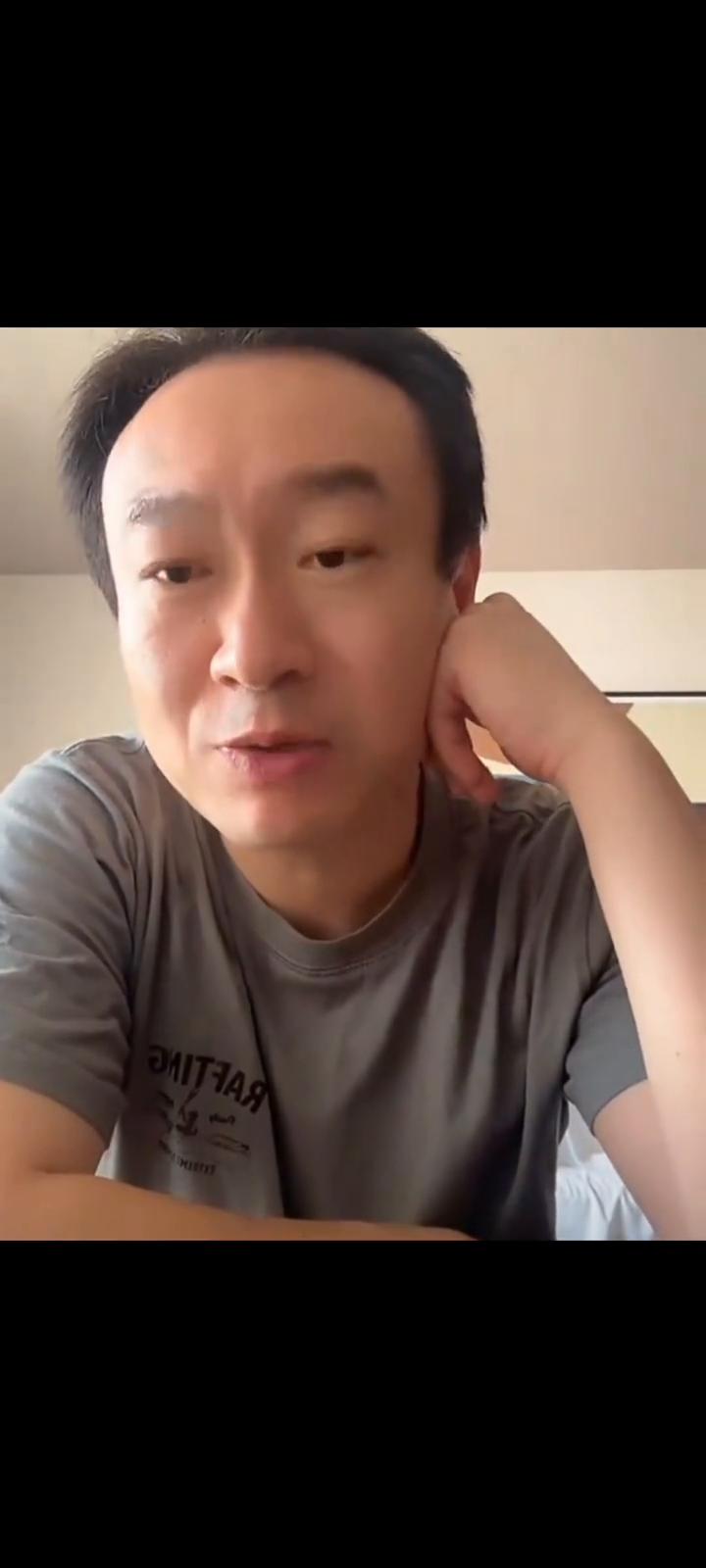 周三平时训练都是用蝴蝶的球拍的，我不知道王森平时用多尼克，所以他们本来就更熟悉一