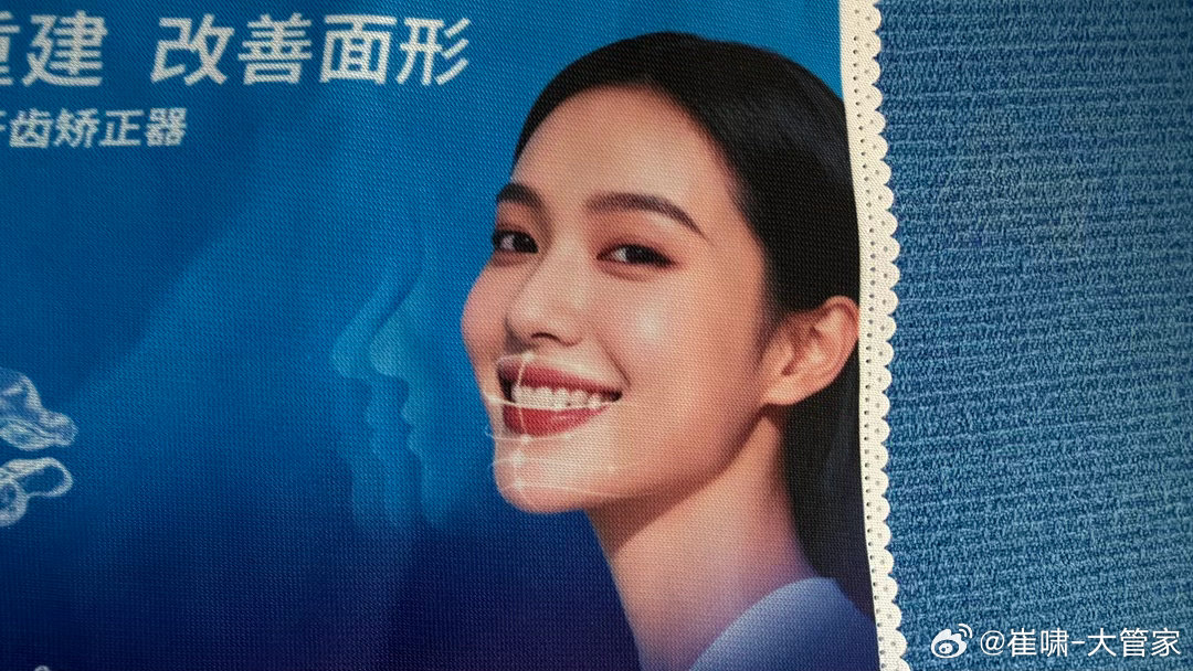 人生路漫漫，白鹭常相伴…今天进机舱后看到机舱内唯一有笑模样的员工，是这个广告上的