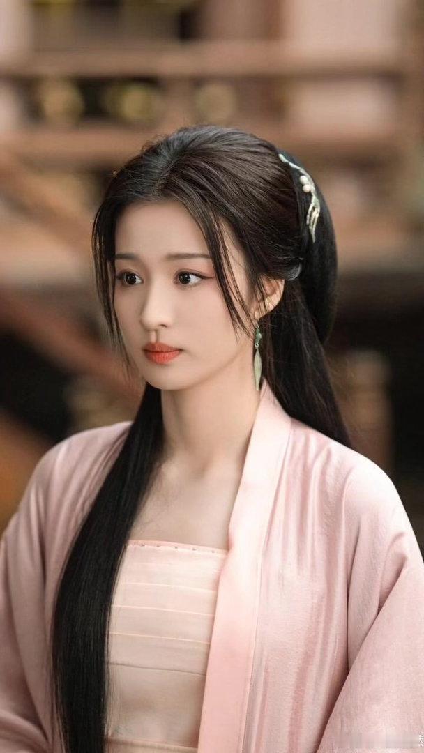 今天的王楚然美疯了终于等到裟椤绝美新造型！白色蕾丝长裙搭配复古卷发，柔和光影衬得