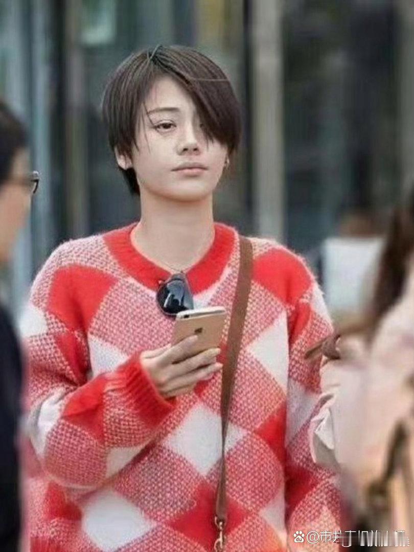 马思纯胆子忒大了！年轻女明星里没几个敢剪这么短头发。 