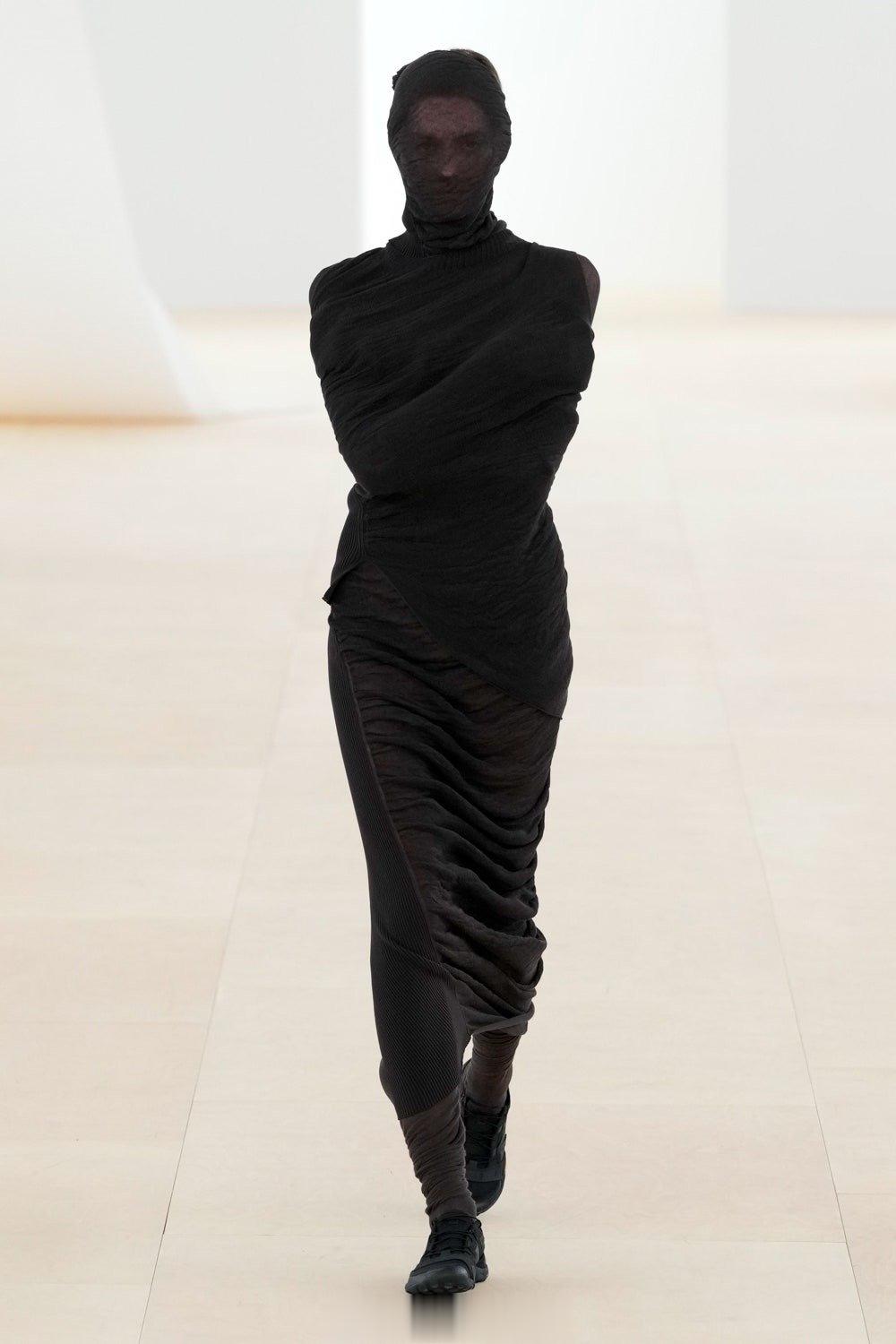 • Issey Miyake Spring 2024不追求所谓的潮流，却用能成为