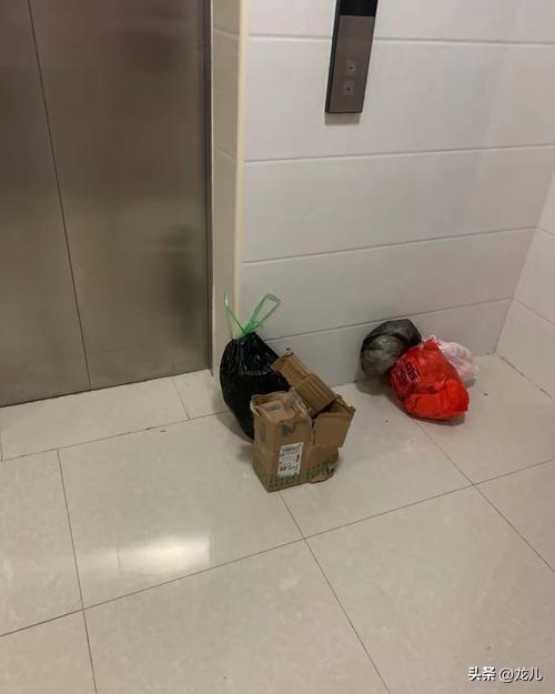 并非迷信！“门口放一天，家里穷三年”，指的是什么
 
回老家串门，总能听见长辈念