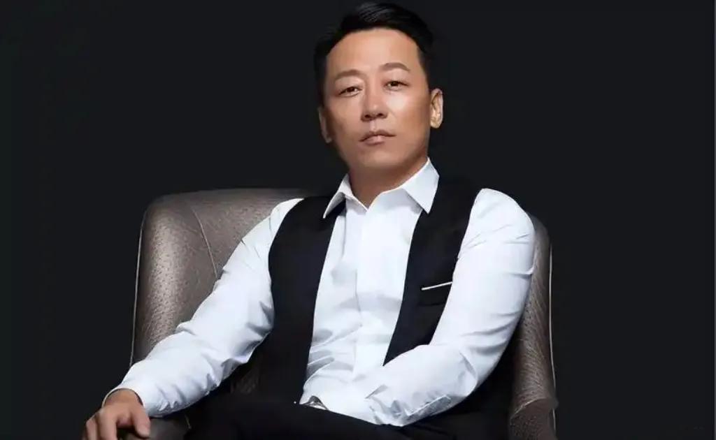 胡明，默默耕耘三十年戏途，终迎事业高光。更令人惊喜的是，他的妻子亦是演员，曾是许