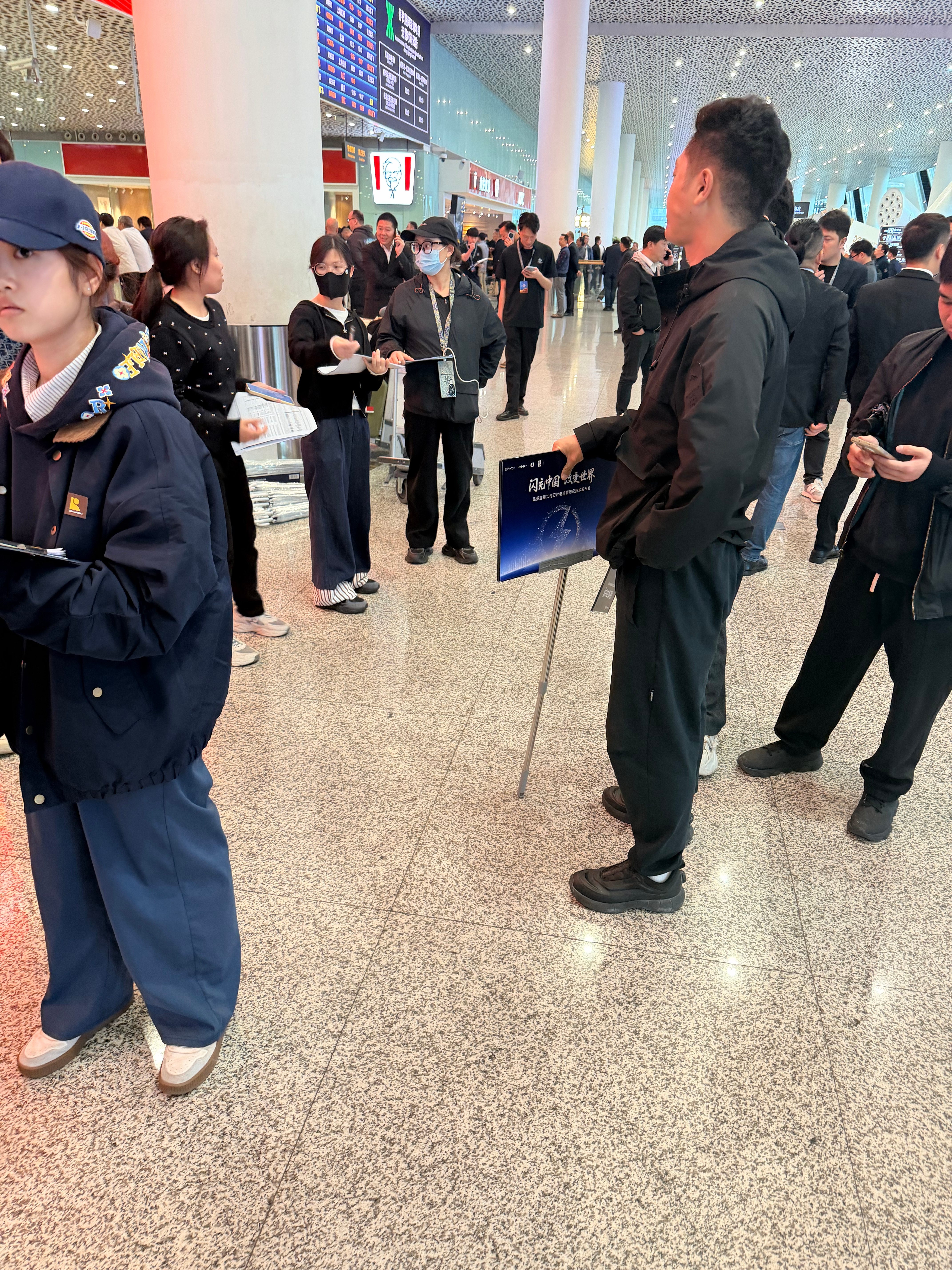 比亚迪接头终于接上了，闪充中国，改变世界🌍今天好像还有一家车企在接人，好像是上