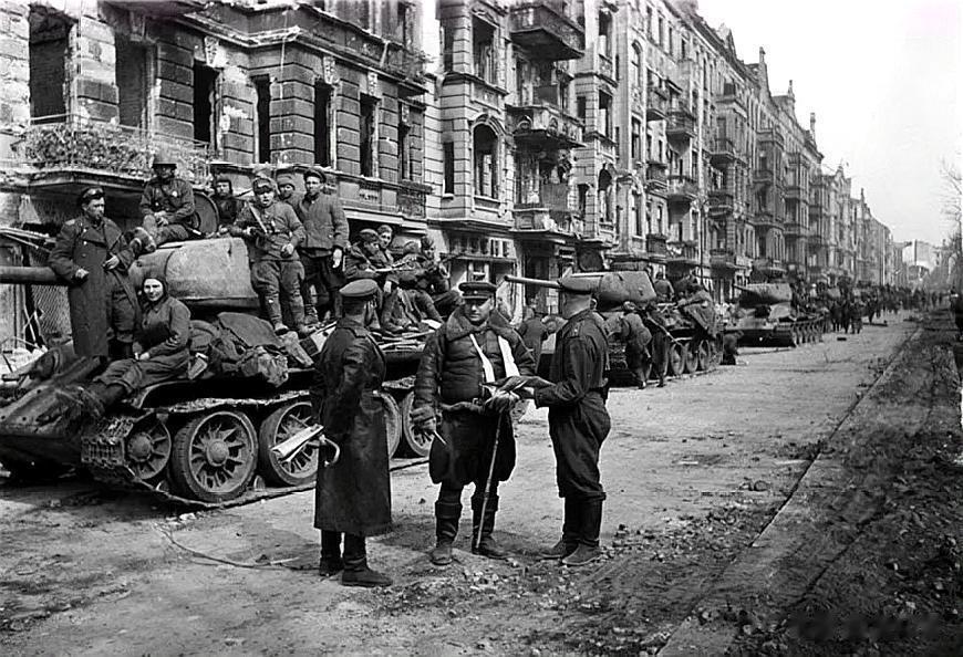 1945年2月，盟军的一次空袭炸死了2500人，使12万人流离失所，柏林的一条街