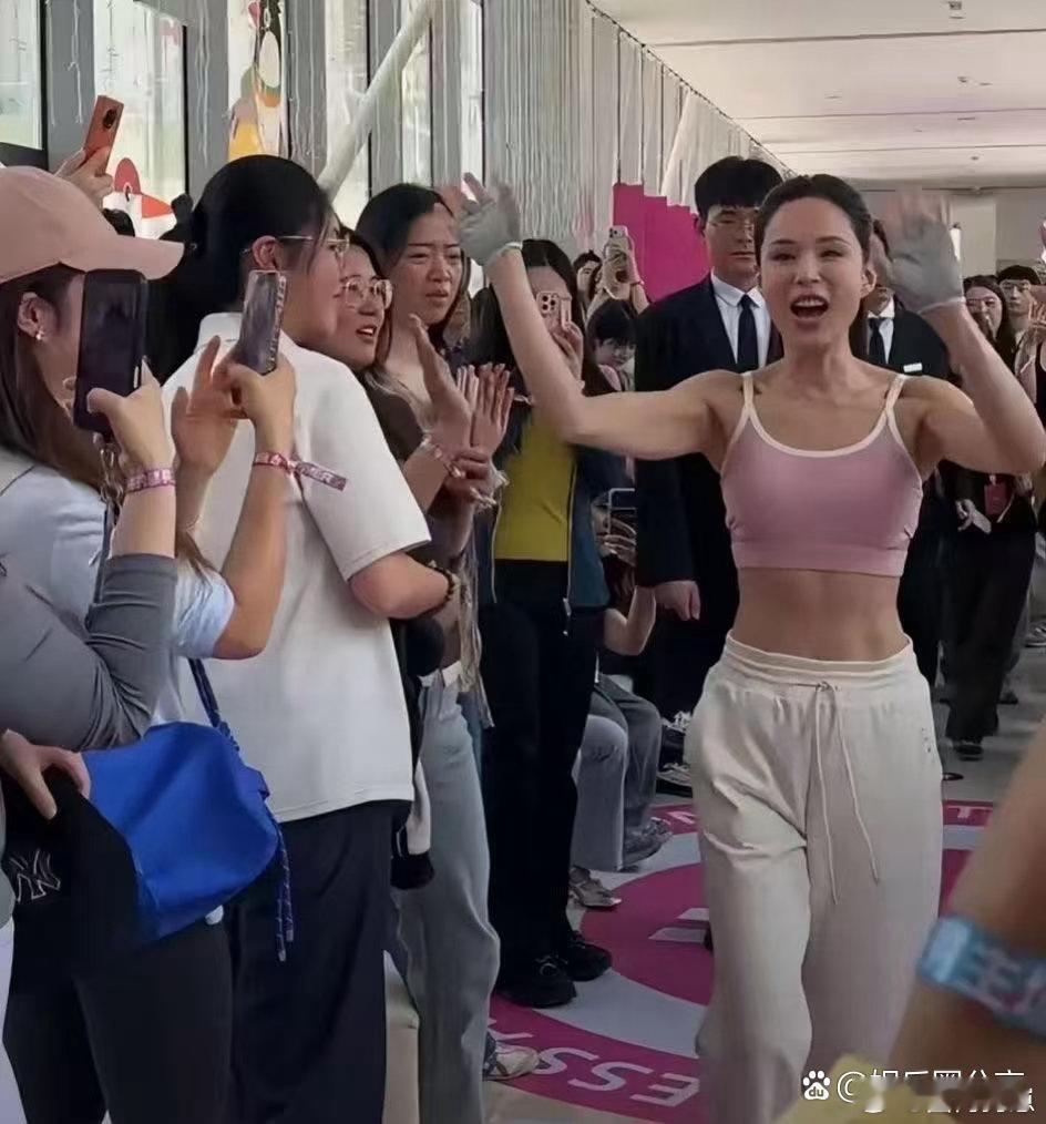 李若彤活动亮相氛围感拉满，花甲之年依旧风姿卓绝，冻龄容颜惊艳全场。 