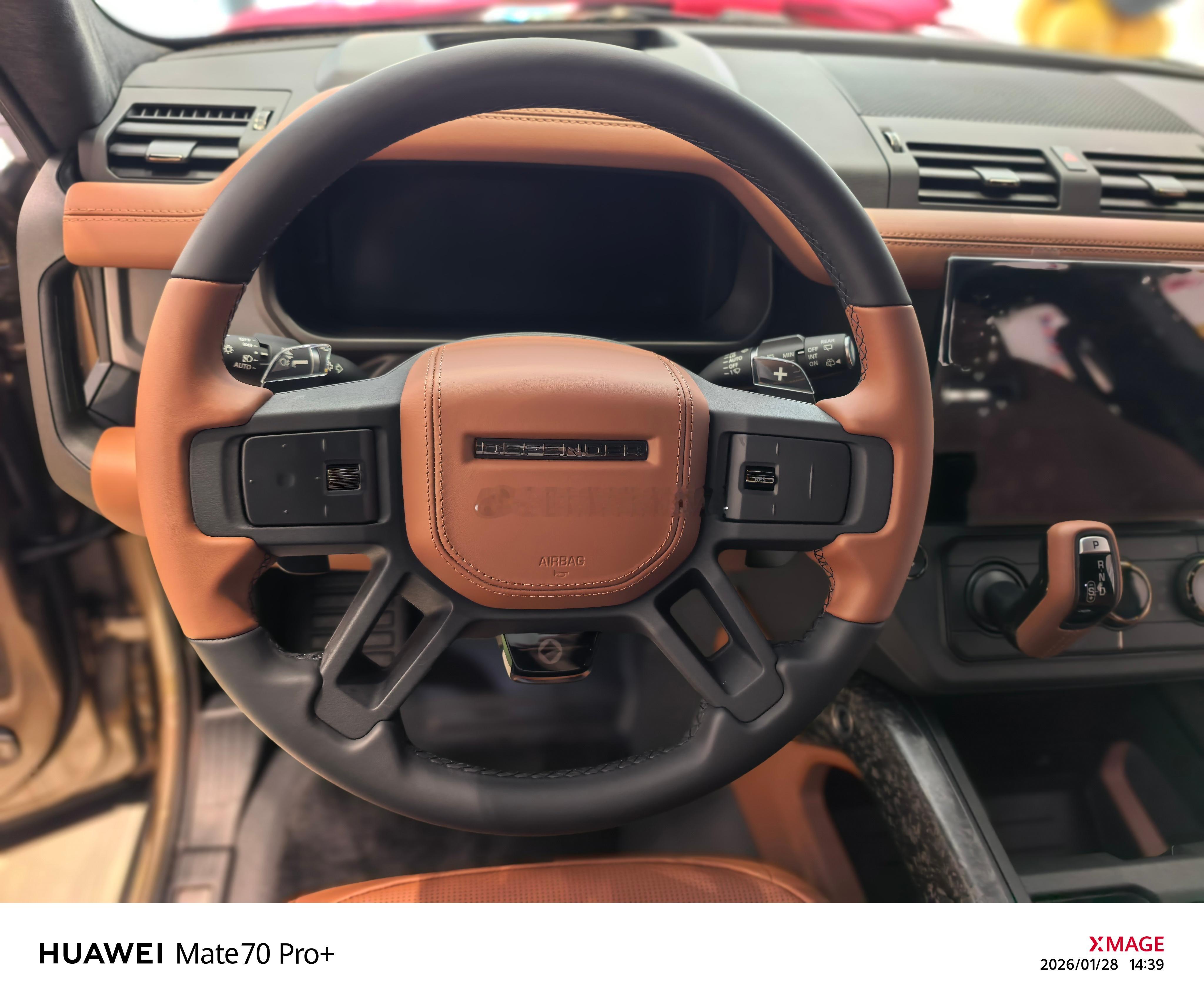 恭喜佛山顺德何总喜提地表最强越野车路虎卫士OCTA我何总比较忙没空过来提，我就假