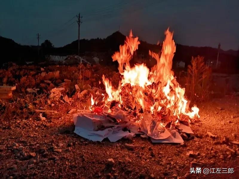 社会学家说:
“清明给祖先送金银，除了金银，别忘在口袋装一把大米或者小米，烧金银