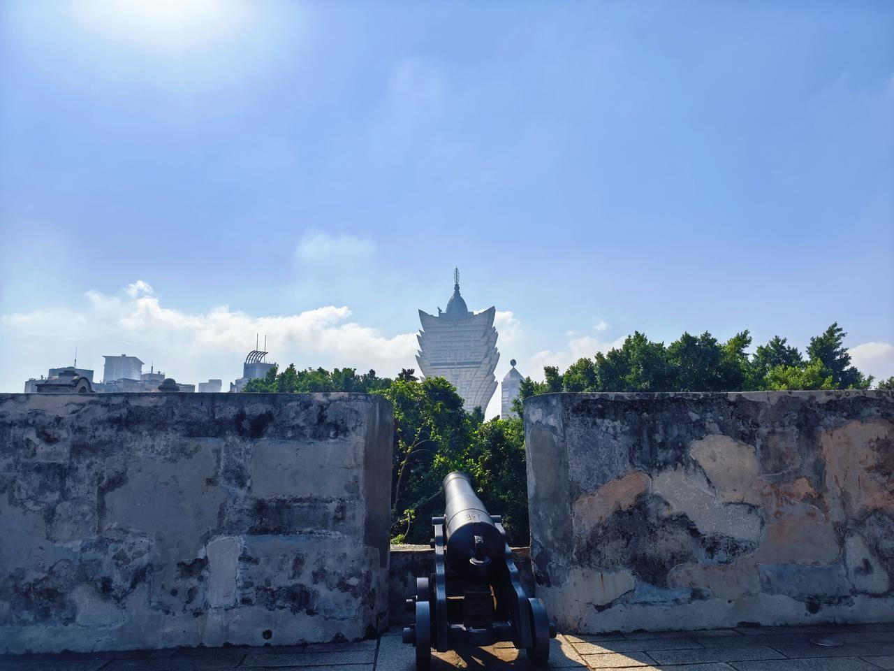 澳门大炮台始建于1617年，由耶稣会会士根据罗神父和卡拉斯科军官的图纸动工建造，