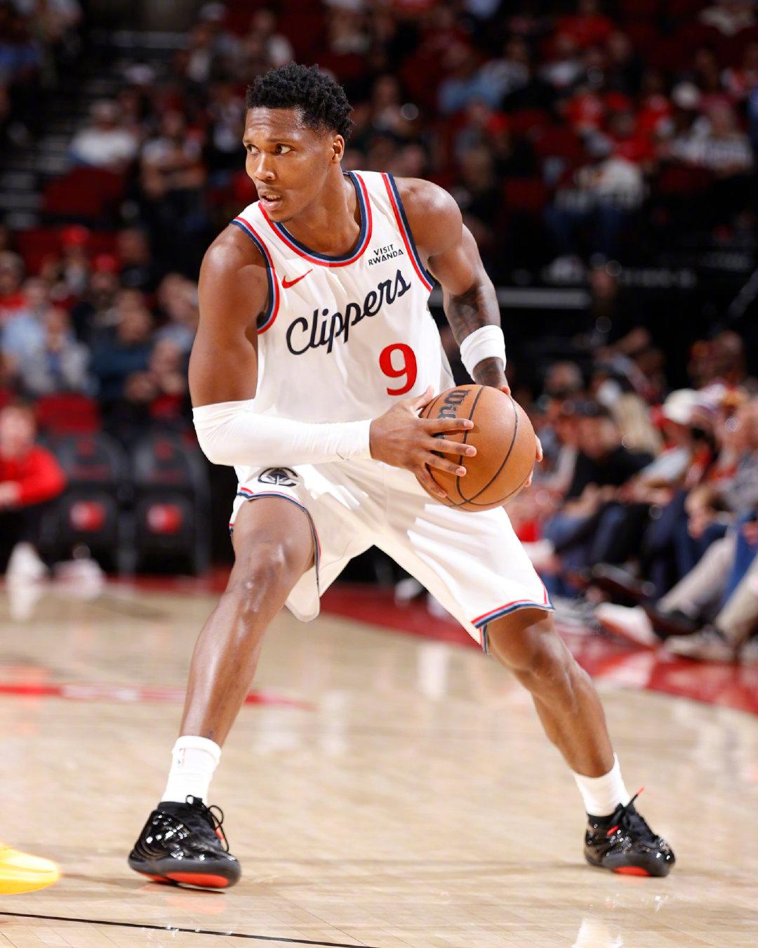 快船的这个马瑟琳首秀表现有点差！
开局4中0，直到第5次出手，才总算上反篮命中。