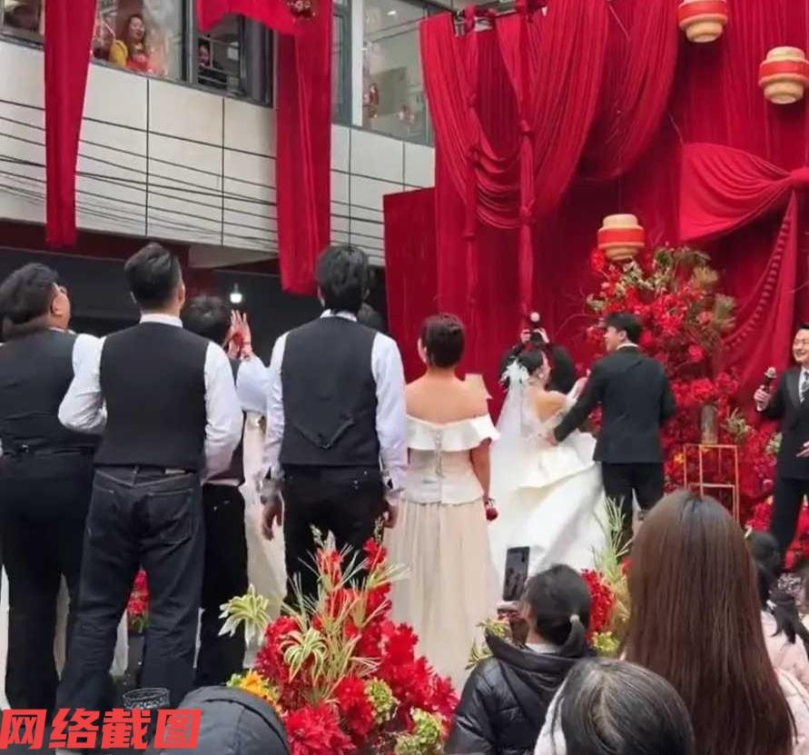 贵州有新人结婚现场，上演一幕抛鲜花的仪式。

只是在这途中当新娘把鲜花朝背后抛出