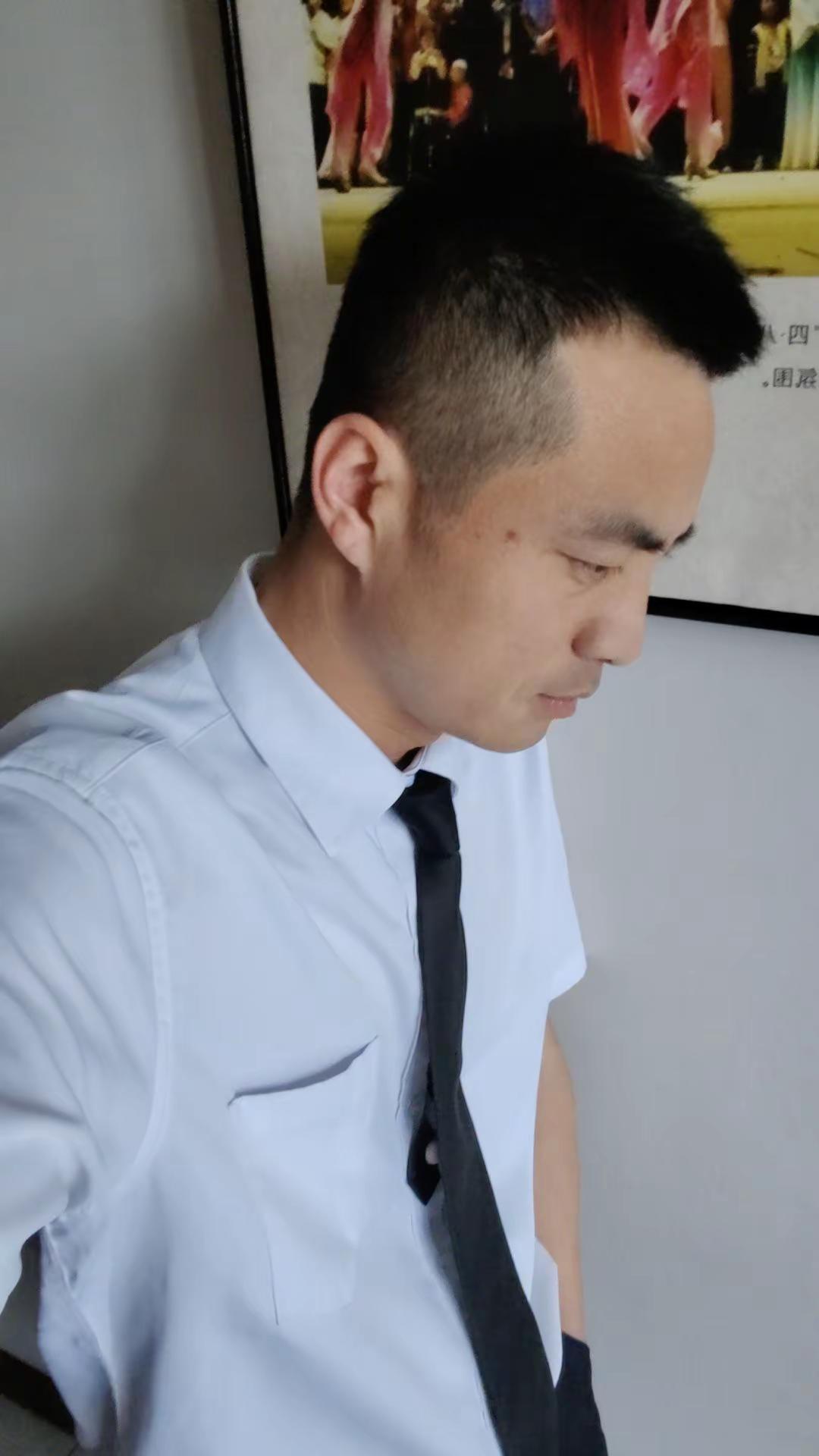 成熟男人习惯一个人的独处衬衫男子