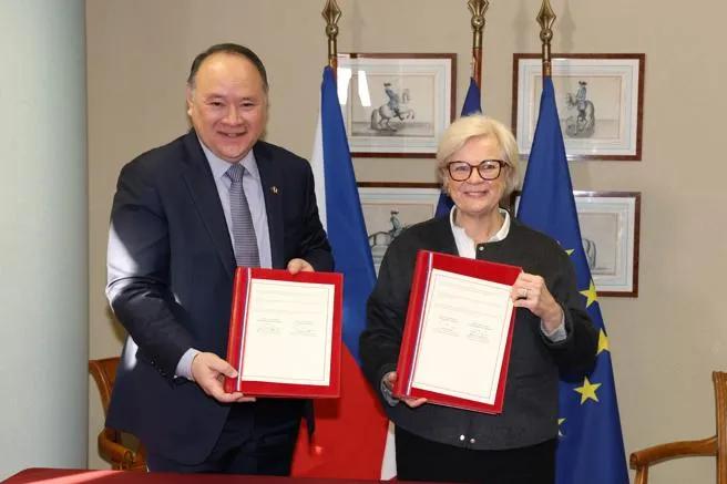 菲律宾国防部27日宣布与法国签署《部队访问协定》（VFA），法国成为首个与菲签署