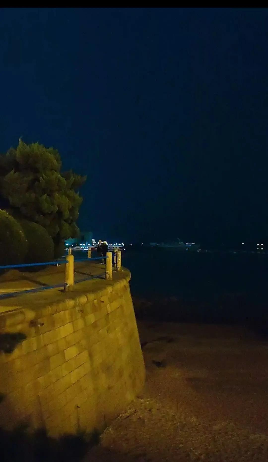 昨晚和朋友走在香港中路靠近香格里拉附近，迎面走来一对外地来旅游夫妻，女的打扮时尚