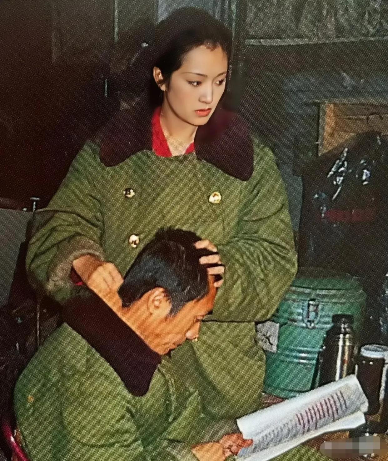巩俐人称“巩皇”，国 际知名的实力派女星，张艺谋国内家喻户晓的大导演。两人的合作