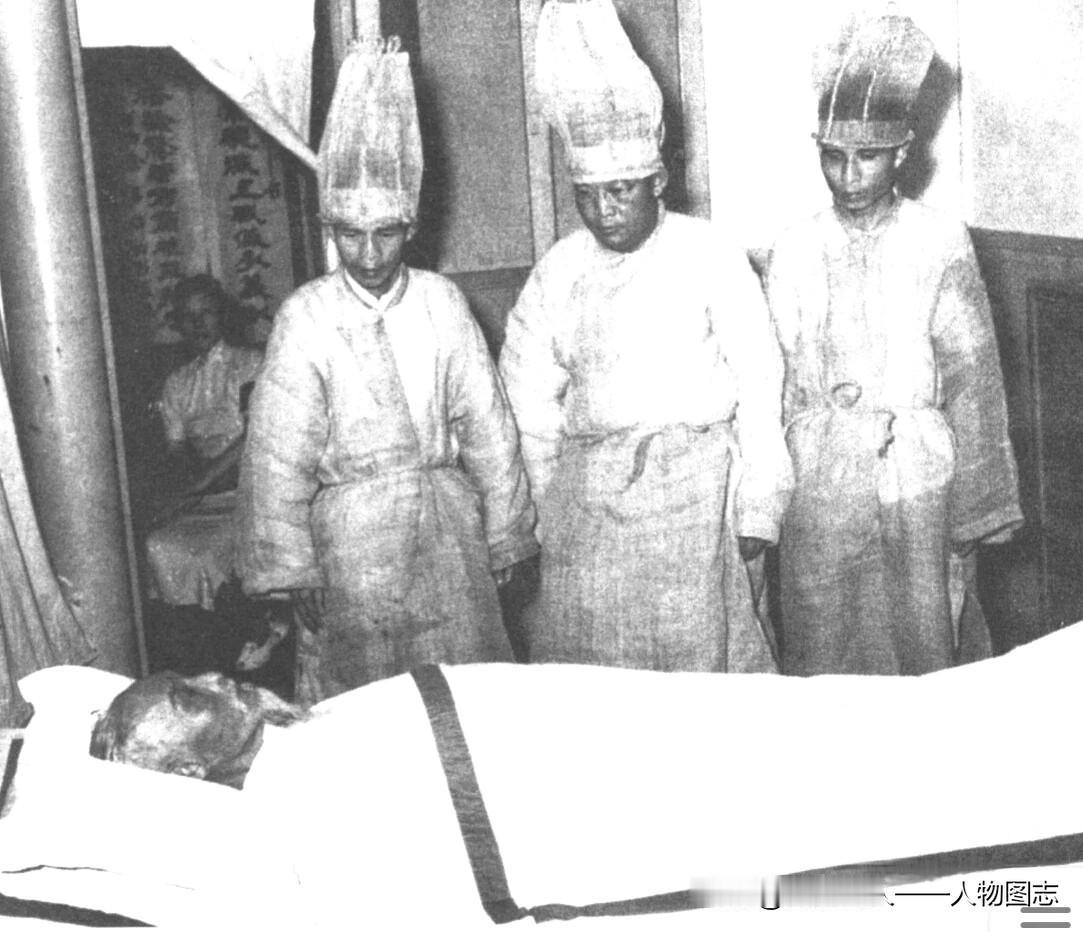 1954年，桂永青逝世于台北，遗族披麻戴孝瞻仰其遗体