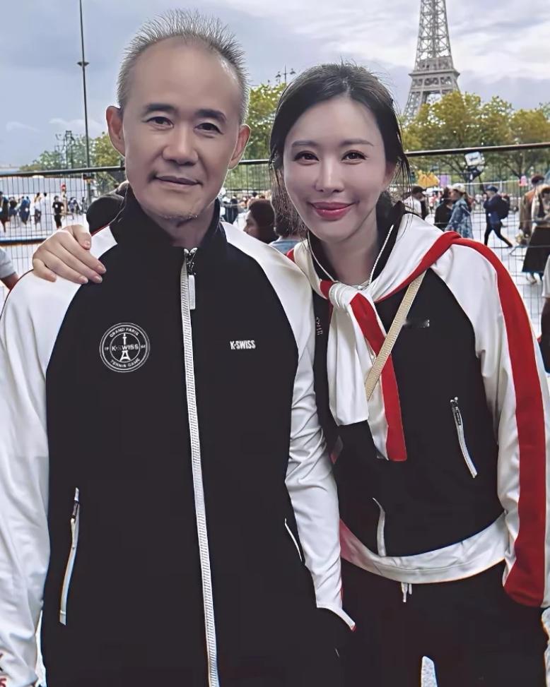 别羡慕王石了。
咱们根本做不到。
当年他 61，田朴珺 31，差着 30 岁，全