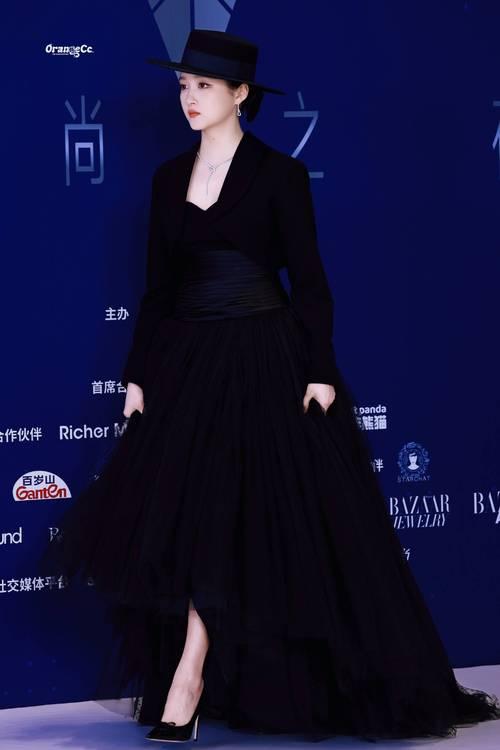 2026年1月19日，关晓彤以黑色宽檐圆顶礼帽造型亮相时尚盛典红毯，一改往日甜美