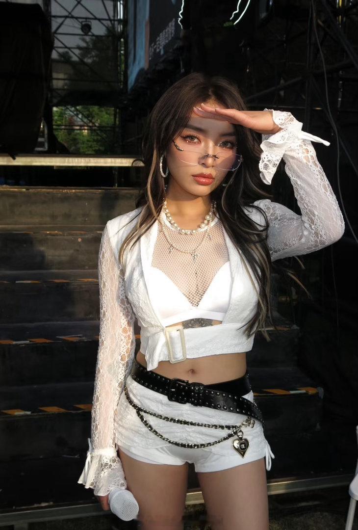 vava提着布瑞吉脖子走路 “你是街上面老大，是周延他的小弟”，这句词已经在我脑