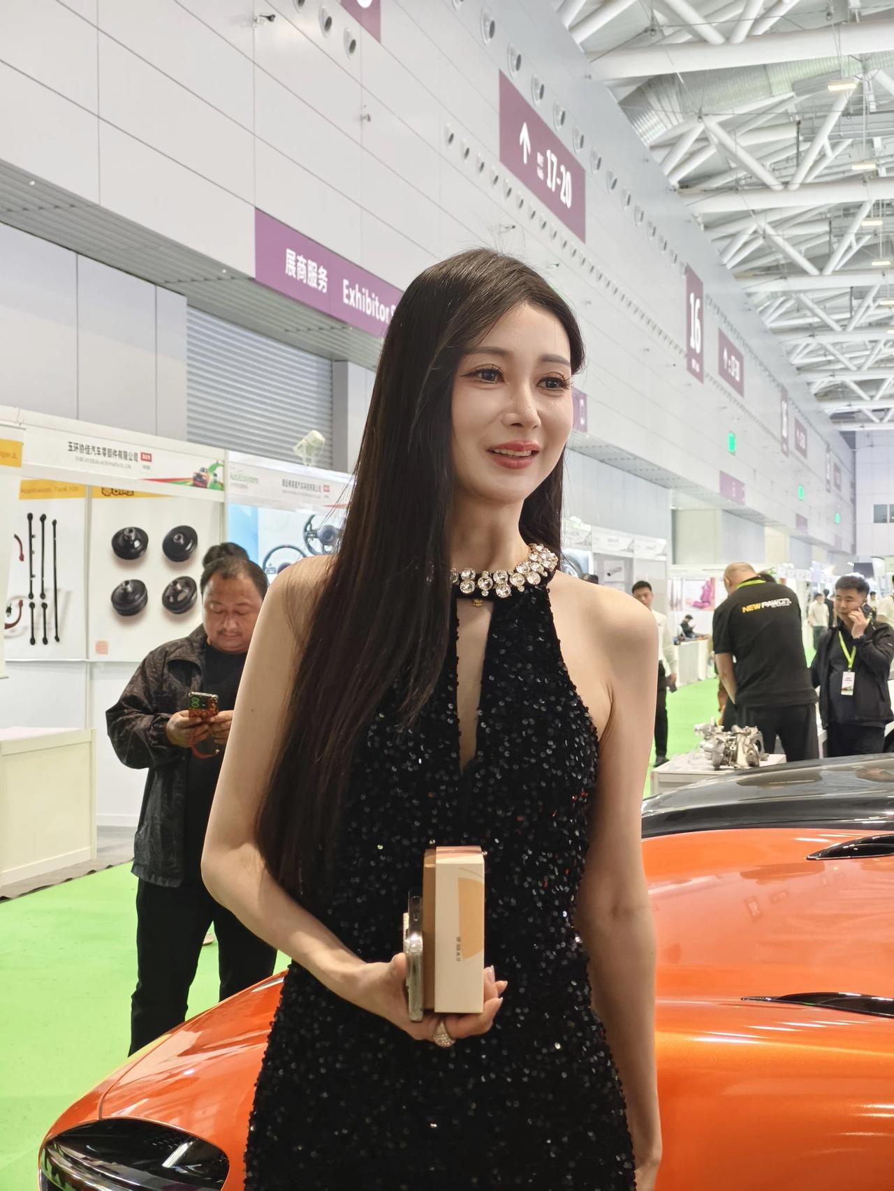 朋友说我拍那模特是硅胶脸。
我说你不懂。
现场就她身边围的男人最多，不是因为多漂