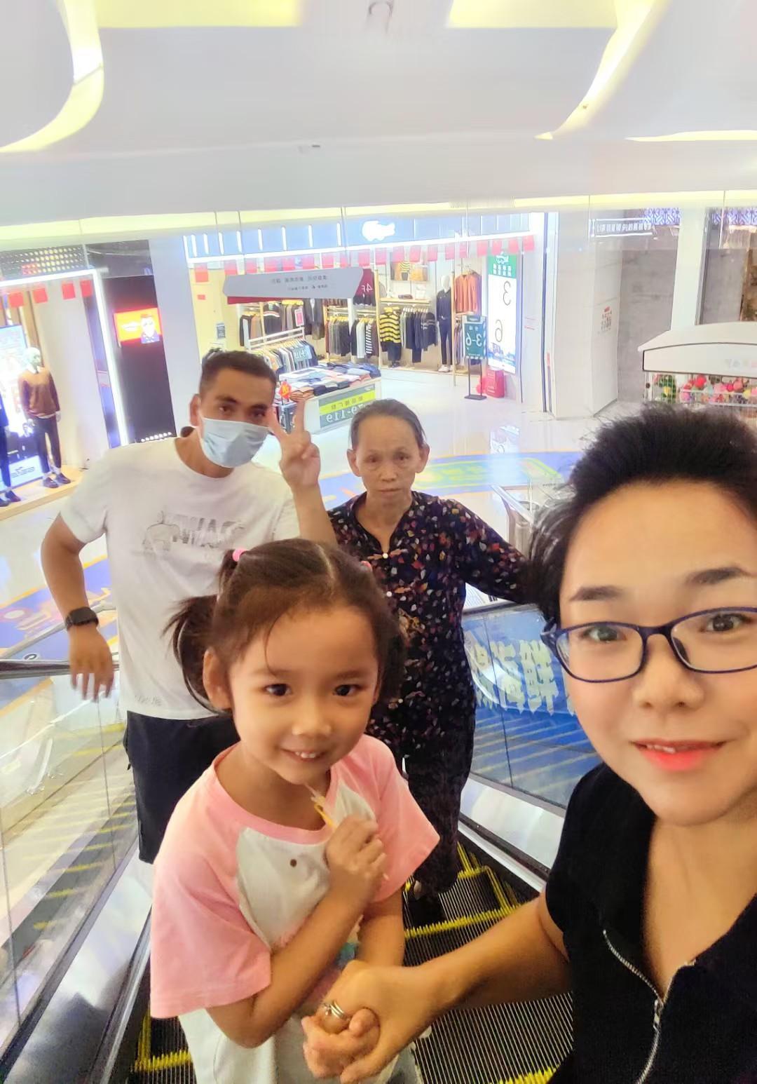 一家四口逛商场，幸福满满的一天！👨‍👩‍👧‍👦💕